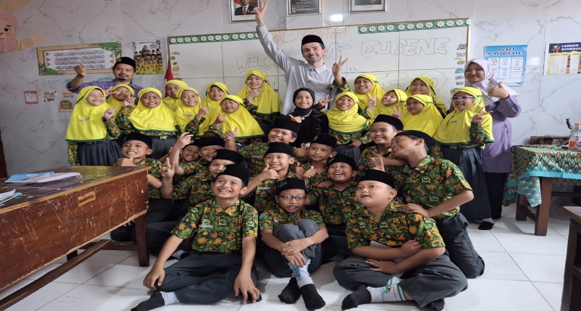 MI Nurul Ulum Bilingual School Grabagan Sambut Kunjungan Spesial Native Speaker dari Ukraina, Mr. Eugene