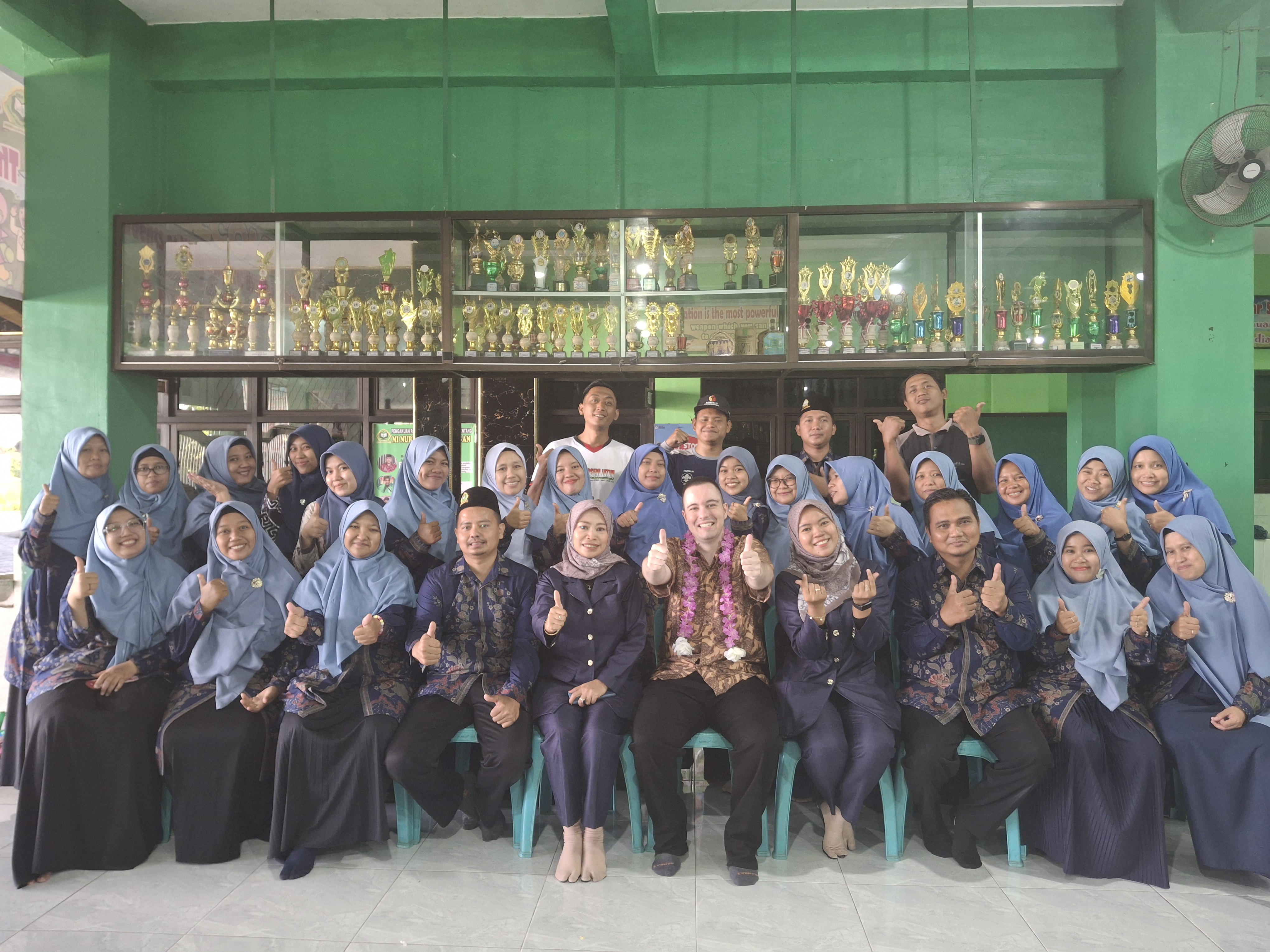 Talkshow Inspiratif Bersama Mr. Tyler dari Amerika: Membuka Jendela Dunia untuk Siswa MI NBS